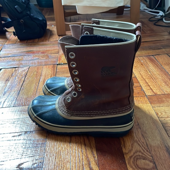Sorel boots - Picture 1 of 5